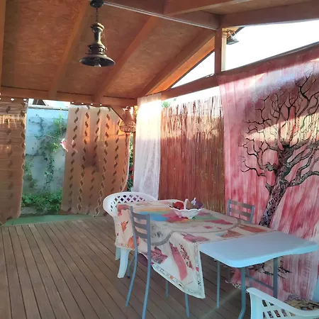 De Madera Con Terraza Y Jardin Holiday home *