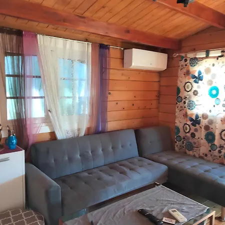 De Madera Con Terraza Y Jardin *